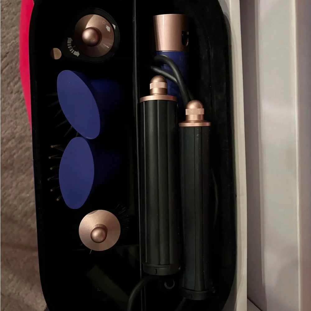Dyson Navy air wrap dryer. - Picture 2 of 7